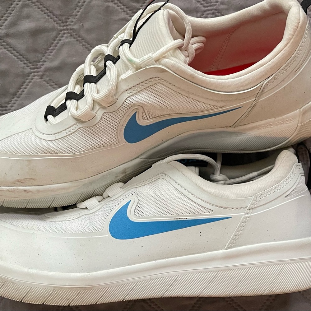 Nike Sneakers, great condition, red, white and blue. Size 11